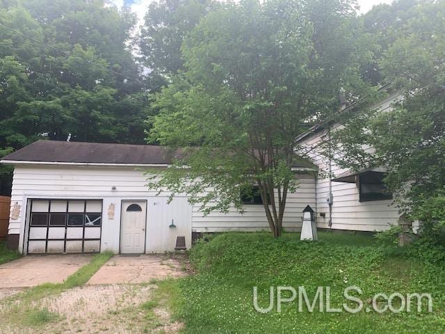 view of front of house featuring concrete driveway and an attached garage