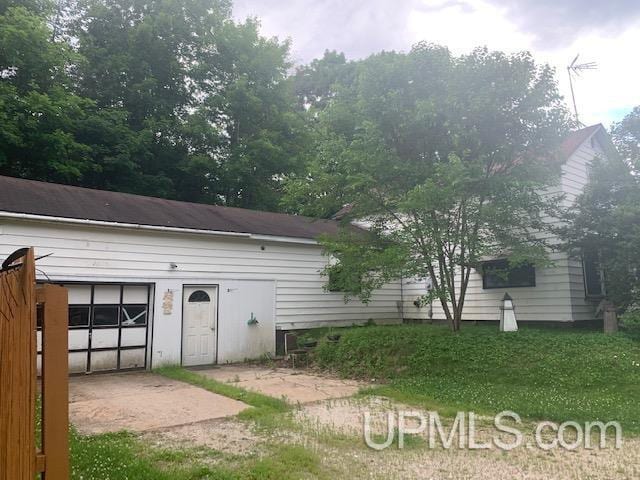 view of front of home with an attached garage