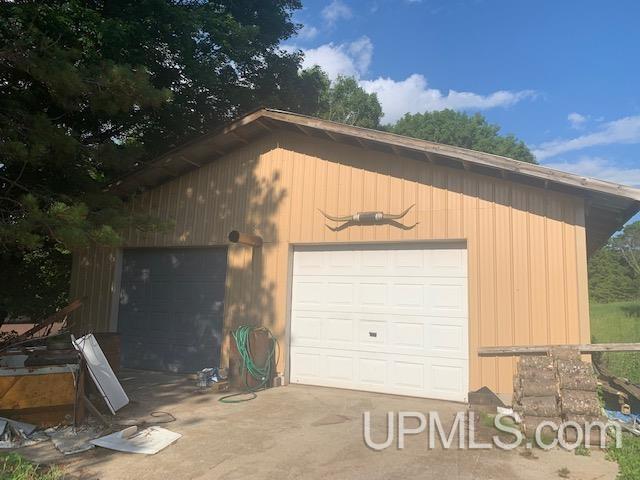 view of detached garage