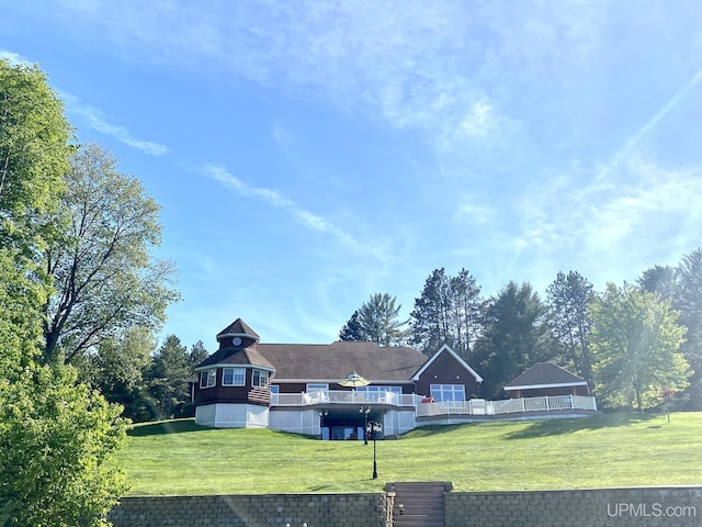 view of front of home featuring a front lawn