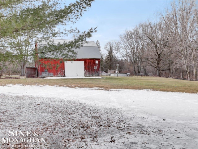 view of barn featuring a yard