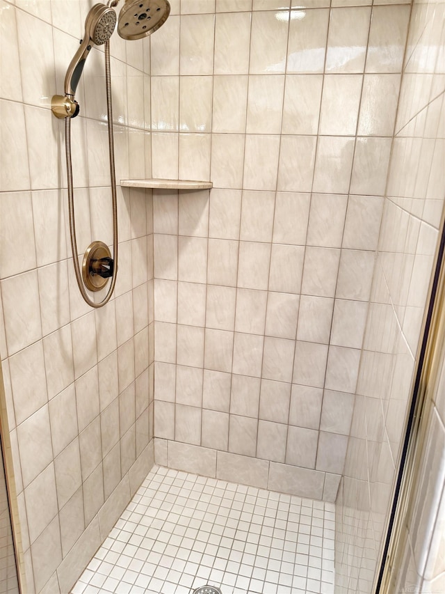 full bath with tiled shower