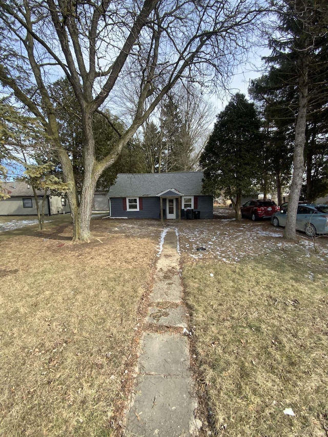 single story home featuring a front yard