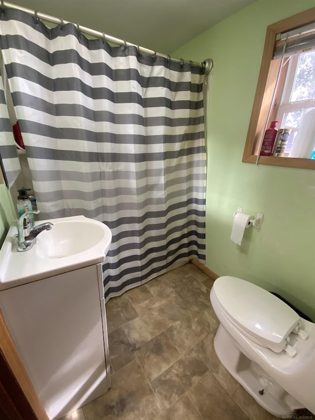 bathroom with a shower with curtain, vanity, and toilet