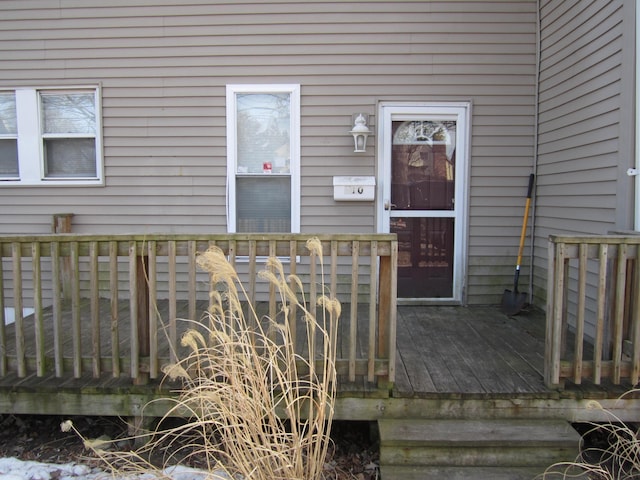 property entrance featuring a deck