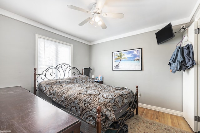 bedroom featuring light wood-style floors, ceiling fan, and baseboards