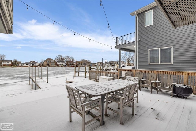 deck with outdoor dining space