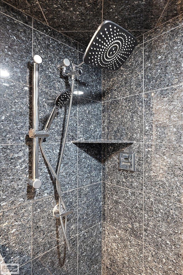 room details featuring tiled shower