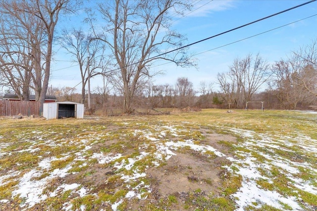 view of yard featuring an outbuilding