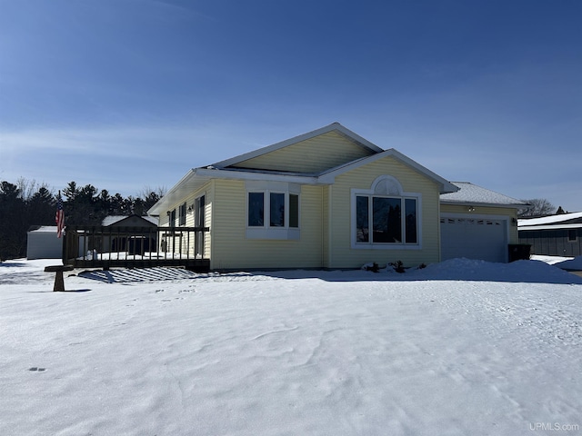 view of front facade featuring a garage