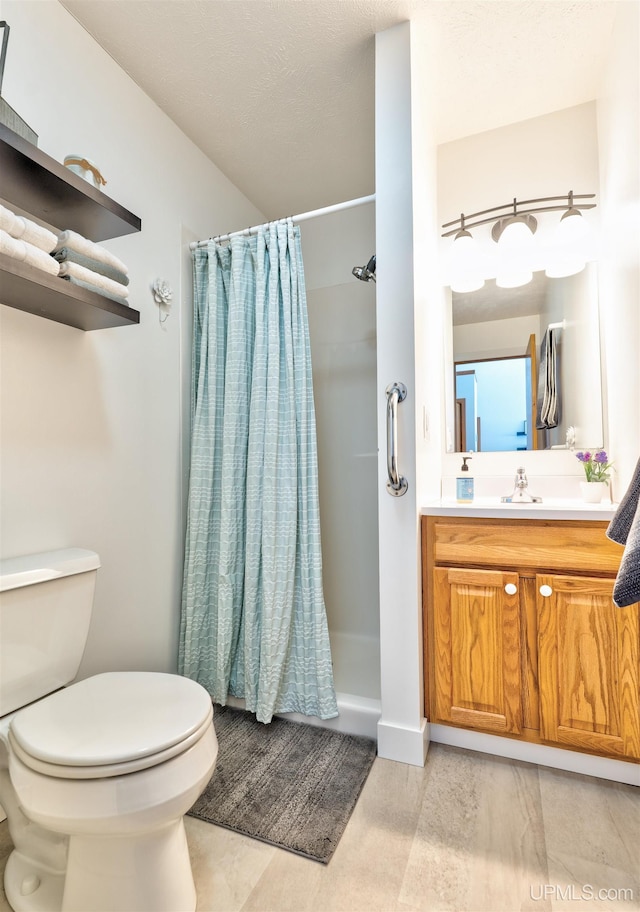 full bath with toilet, curtained shower, and vanity