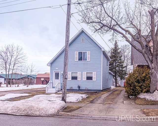 view of front of house featuring aphalt driveway