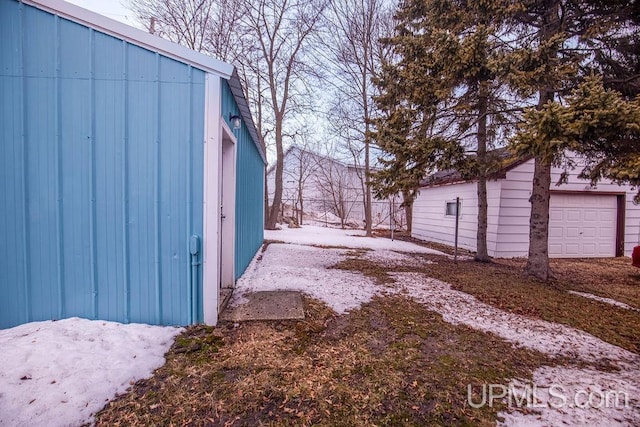 view of yard with an outbuilding