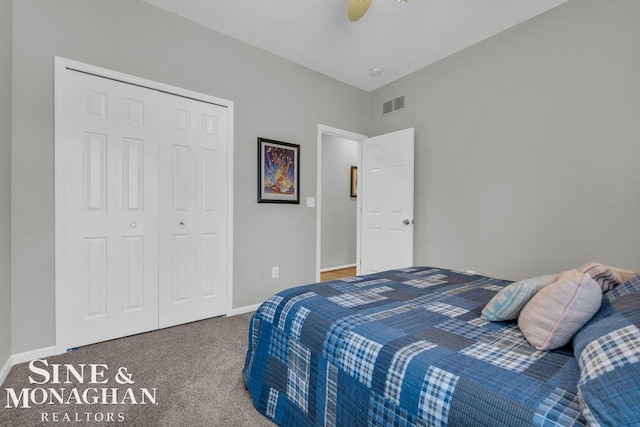 carpeted bedroom with baseboards, visible vents, a closet, and ceiling fan