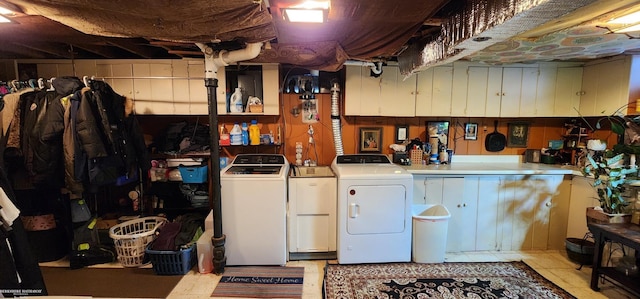 washroom with laundry area and washer and clothes dryer