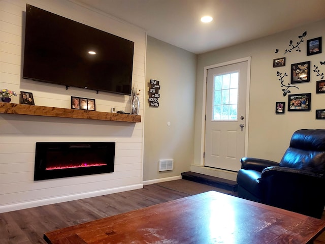 living room featuring visible vents, wood finished floors, recessed lighting, a large fireplace, and baseboards