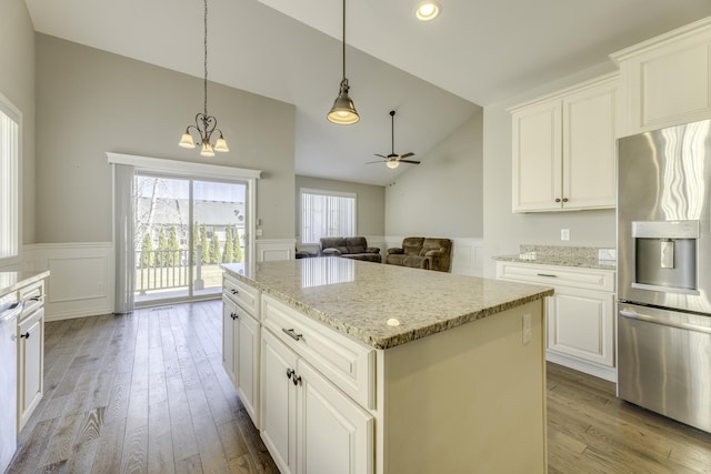 kitchen with vaulted ceiling, light wood-style flooring, a center island, and stainless steel fridge with ice dispenser