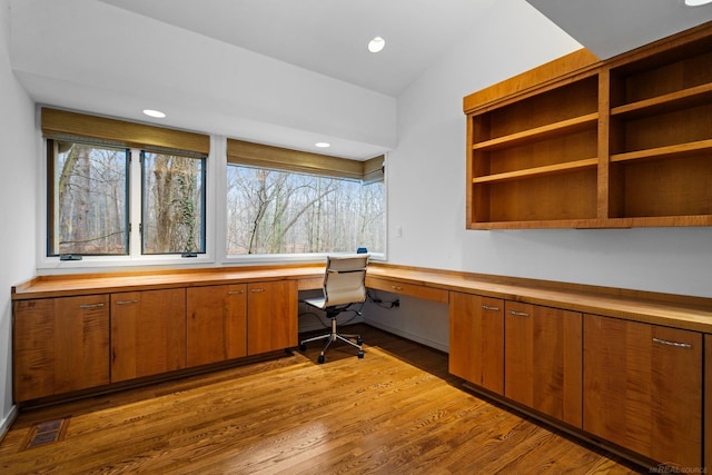 office featuring visible vents, dark wood-style floors, recessed lighting, built in study area, and vaulted ceiling