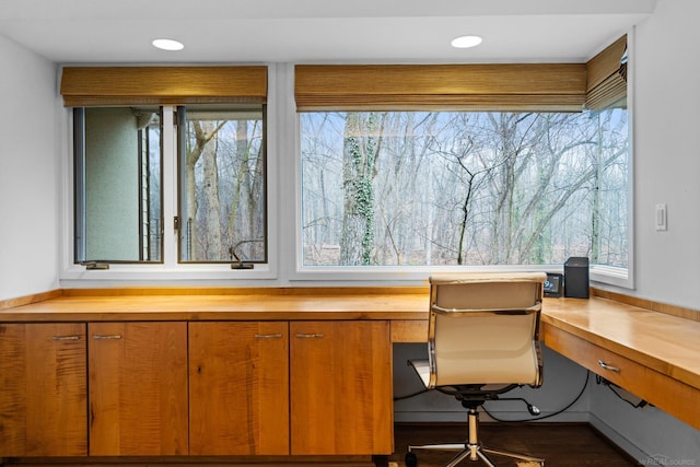 unfurnished office featuring recessed lighting and built in desk