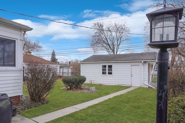 view of yard featuring an outbuilding