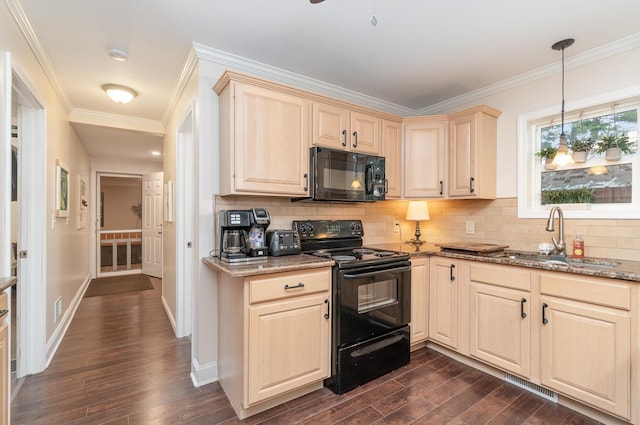 kitchen featuring visible vents, dark wood-type flooring, black appliances, a sink, and backsplash