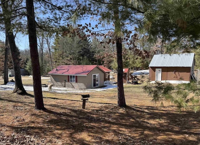 view of yard with an outbuilding