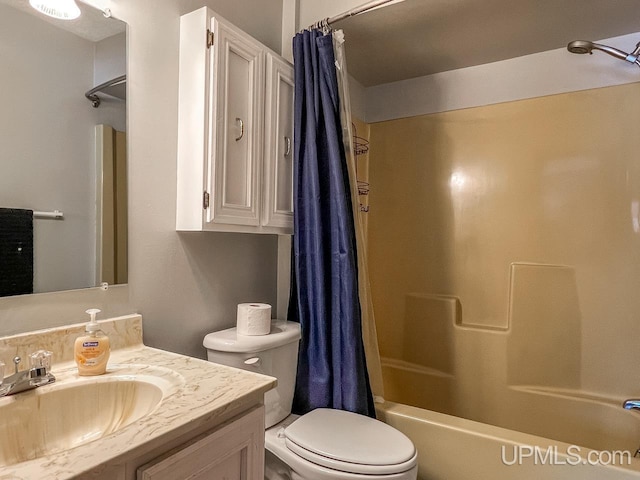 full bathroom with toilet, vanity, and shower / bath combo