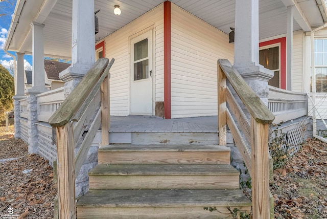 entrance to property featuring covered porch