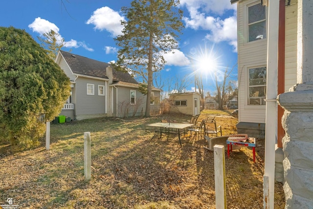 view of yard with an outdoor structure