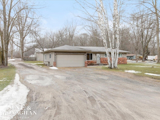 view of front facade with a garage and driveway