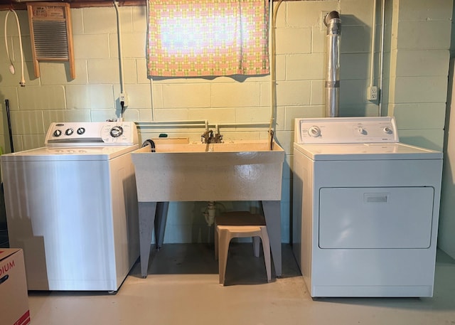 laundry room with laundry area, independent washer and dryer, and a sink