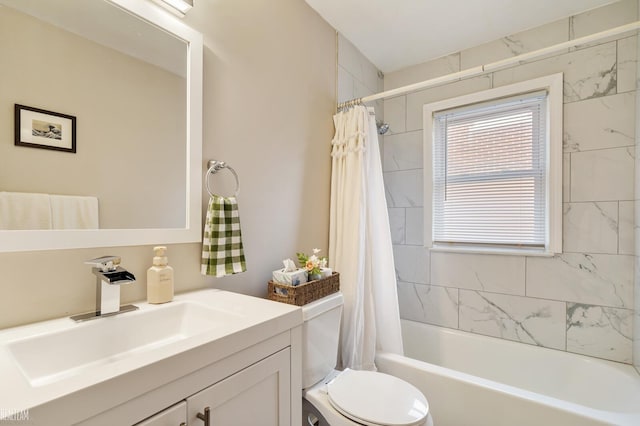 full bath with shower / tub combo with curtain, vanity, and toilet