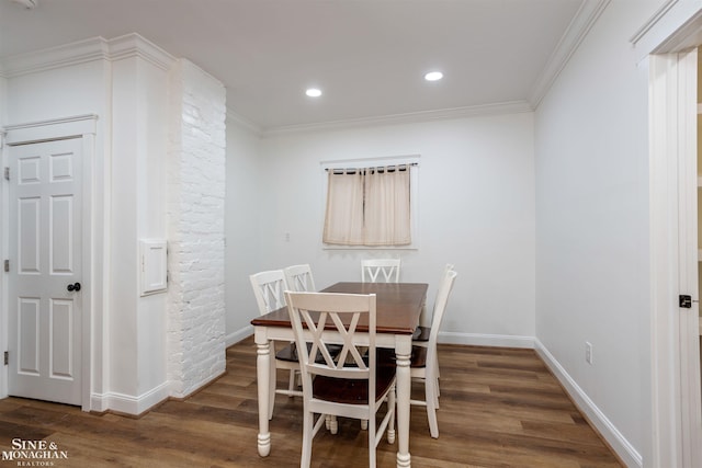 dining space with recessed lighting, baseboards, wood finished floors, and crown molding