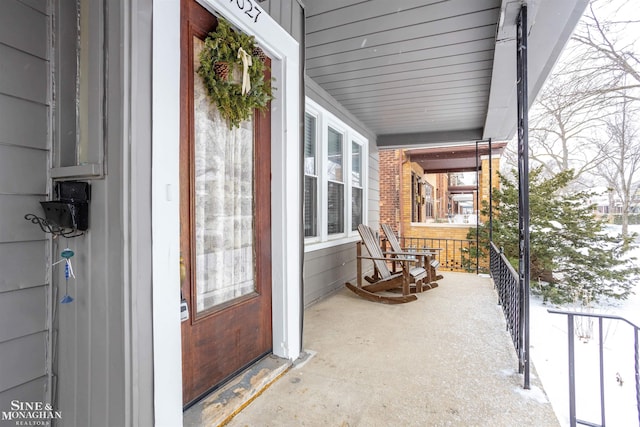 entrance to property featuring covered porch