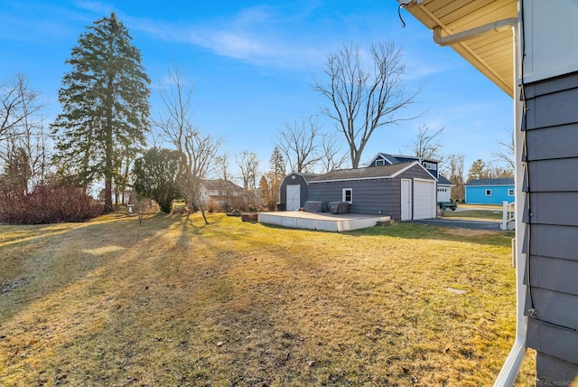 view of yard with an outdoor structure