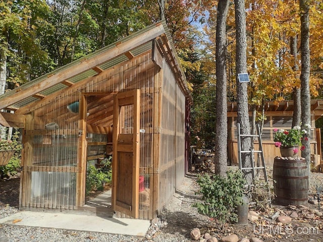 view of outdoor structure featuring an outbuilding