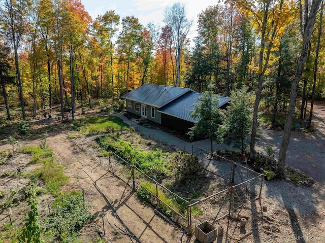 bird's eye view featuring a wooded view