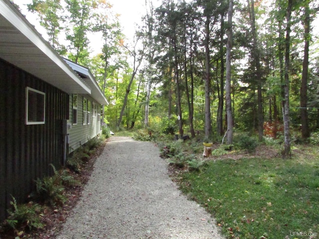 view of yard featuring gravel driveway