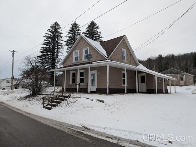 farmhouse-style home featuring covered porch