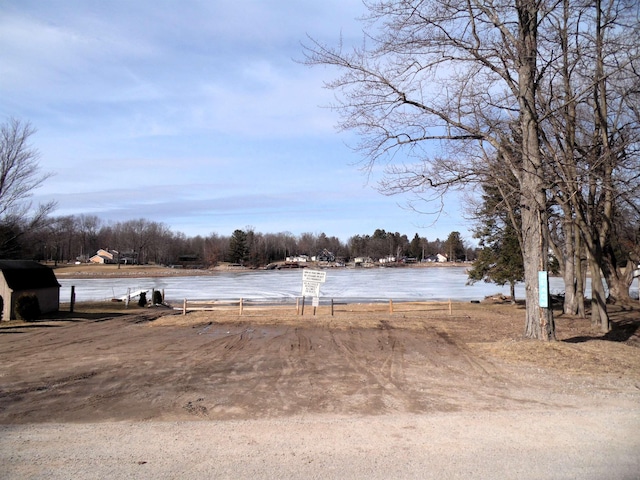 view of yard featuring a water view