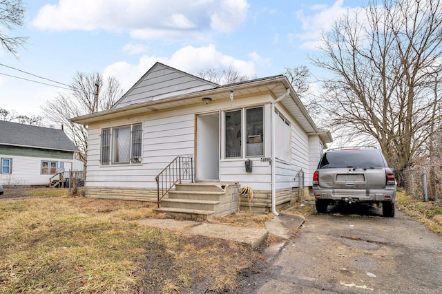 view of front facade featuring driveway