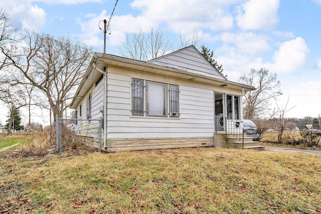 bungalow featuring a front lawn