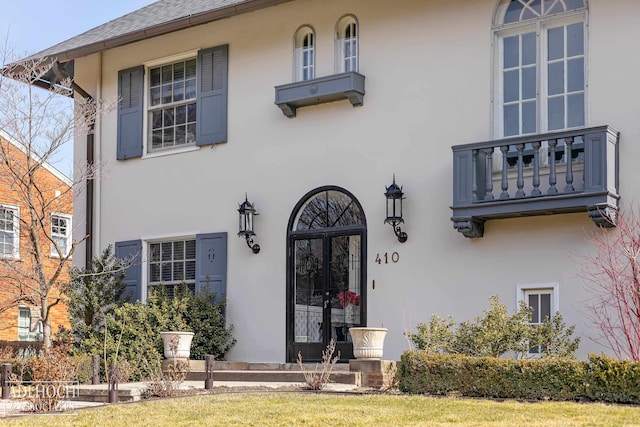 view of front of property with stucco siding and a shingled roof