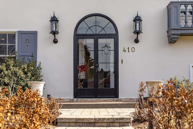 view of exterior entry with stucco siding