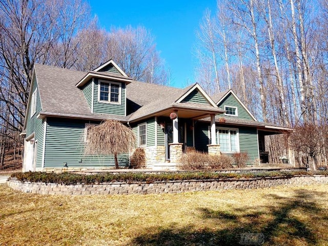 craftsman house with a front lawn