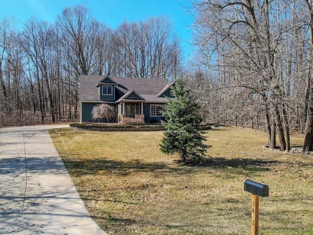 view of front facade featuring a front lawn and driveway