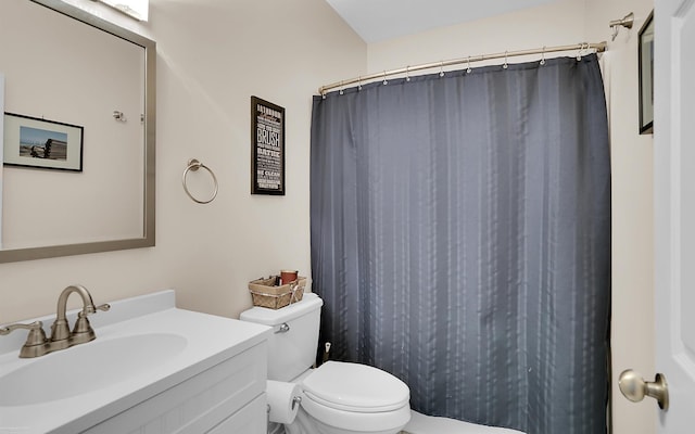 full bath featuring vanity, toilet, and a shower with curtain