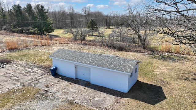 view of yard with an outbuilding