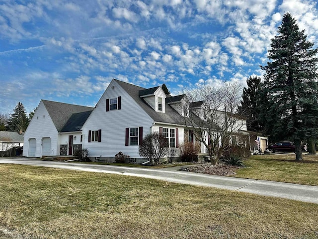 view of front of home featuring a front yard and driveway