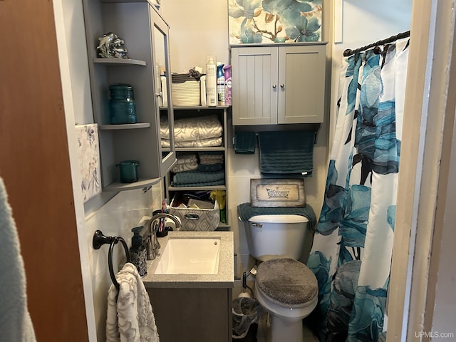 full bath featuring vanity, a shower with shower curtain, toilet, and backsplash